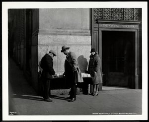 Vendedor de periódicos ciego, Aaron Weintraub, en su puesto en la esquina sureste de la 7ª Avenida y la Calle 32, Nueva York, 1930